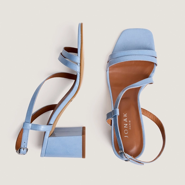 VIMY — Sandales à talons et brides en vernis plissé, Bleu ciel