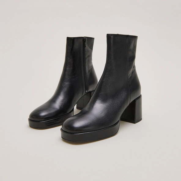 VANVES — Bottines à bouts carrés en cuir vieilli, Noir