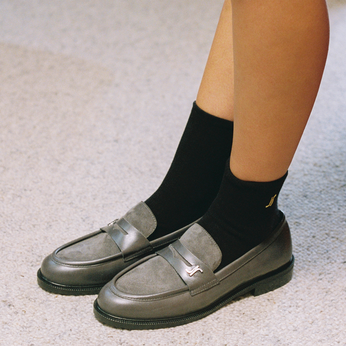 DUEDI — Mocassins à bouts ronds et monogrammes, Gris