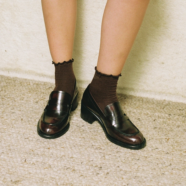 DOLLEGE — Mocassins à talon en cuir glacé, Bordeaux
