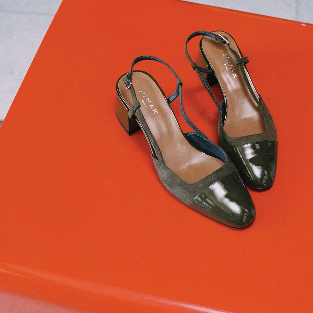 DHAPOPY — Slingbacks à petits talons en vernis et velours, Kaki